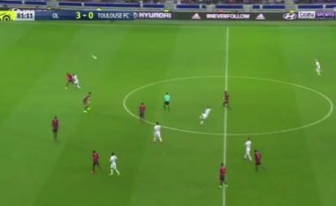 Depay shënon gol të pabesueshëm nga gjysmëfusha (Video)