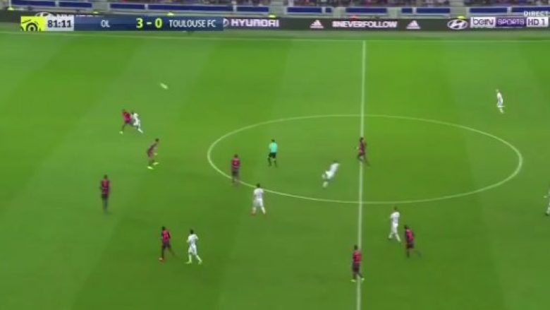 Depay shënon një gol të pabesueshëm nga gjysma e fushës (Video)