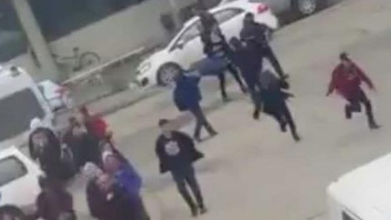 Publikohen imazhet e përleshjes me thika mes nxënësve në Ferizaj (Video)