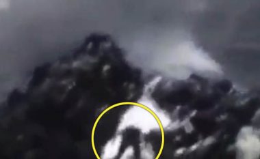 Moment dramatik: Një valë masive “shpërthen” përmes shkëmbinjve, “merr me vete” tre persona (Video,+16)