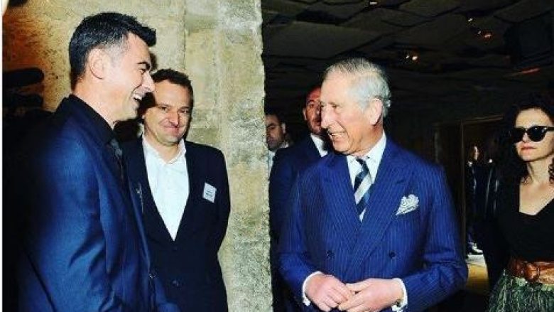 Princi Charles nuk po pranon të bëhet mik me babanë e Dua Lipës (Foto)