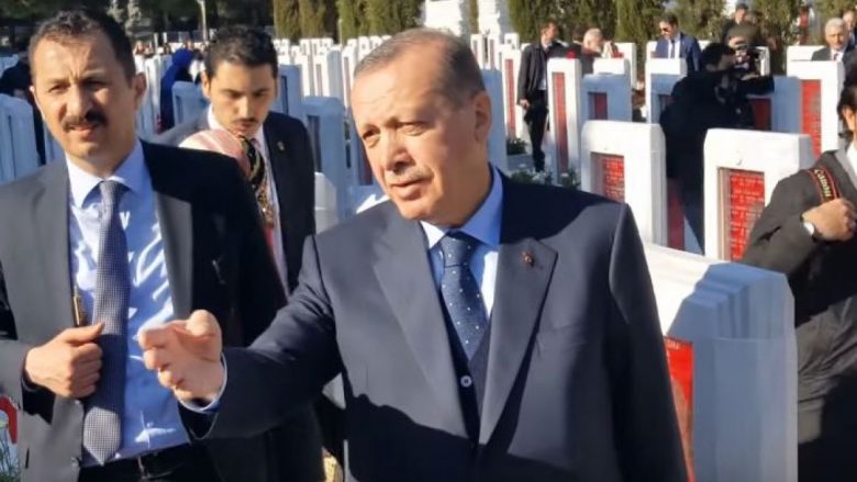 Erdogan refuzon të fotografohet me gazetarët e Bosnjës, shkak cigarja! (Video)