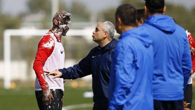 Eto’o festoi ditëlindjen e 36-të me shokët e skuadrës, por kur torta i përplaset fytyrës ai bëhet nervoz (Foto/Video)