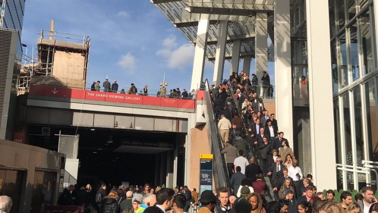 Evakuohen qytetarët nga Ura e Londrës dhe stacionet hekurudhore dhe të autobusve, shkaku i një veture të dyshimtë (Foto)