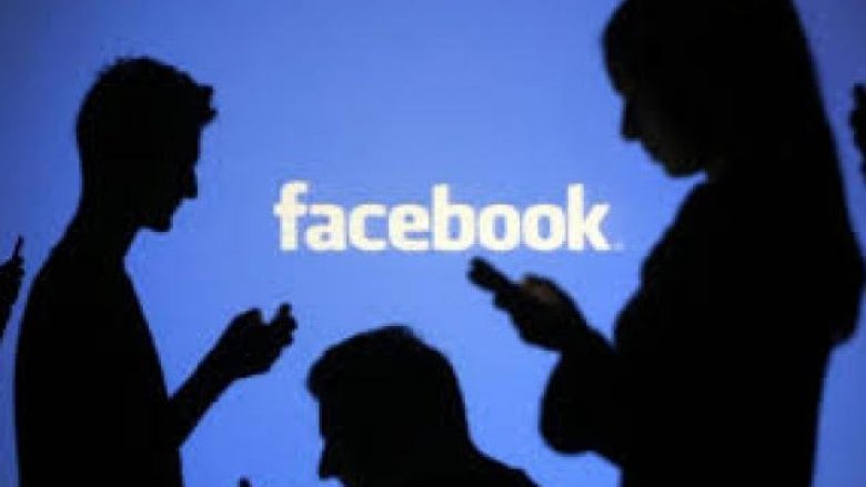 E shantazhon me publikim të bisedave intime në Facebook