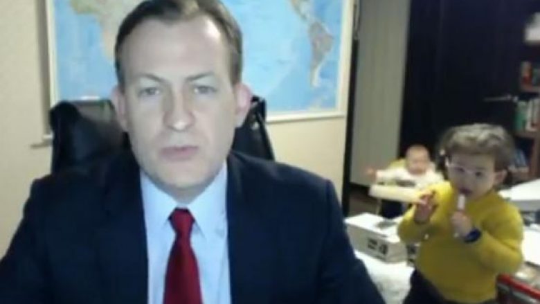 Tentimi i profesorit për të dhënë intervistë serioze për BBC, “shkatërrohet” nga fëmijët e tij (Video)
