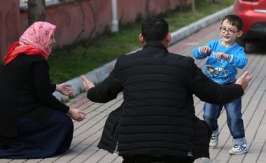 “Një mjek në Kosovë na tha se nuk mund të ecë”: Fëmija pesëvjeçar hedh hapin e parë në Turqi (Foto)