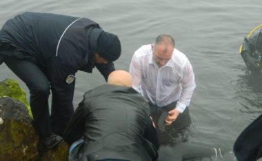 Zhytësja nuk ndjehej mirë, kryebashkiaku hidhet në det për ta shpëtuar (Video)