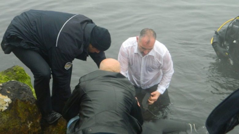 Zhytësja nuk ndjehej mirë, kryebashkiaku hidhet në det për ta shpëtuar (Video)