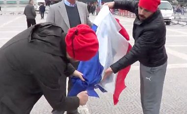 Turqit dogjën flamurin e gabuar, e kuptuan vetëm nga komentet në rrjetet sociale (Video)