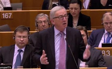 Presidenti i Komisionit Europian nuk mban dot nervat në Parlament (Video)