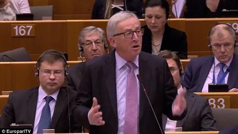 Presidenti i Komisionit Europian nuk mban dot nervat në Parlament (Video)