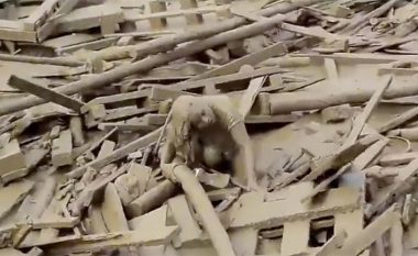 E mbuluar nga balta dhe mbeturinat, gruaja përpiqet për t’i shpëtuar vdekjes (Video)