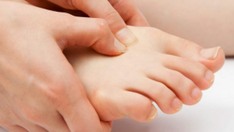 ​Përse diabetikët duhet të kontrollojnë gjithmonë gishtat e këmbëve?