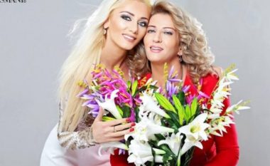 “Nëna ime” dueti më i veçantë i skenës, Gresa Behluli: Unë dhe mami gjithnjë të pandashme (Foto/Video)