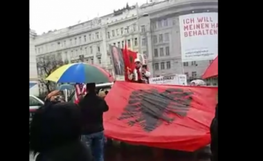 Në përkrahje të Haradinajt, shqiptarët protestojnë në Vjenë