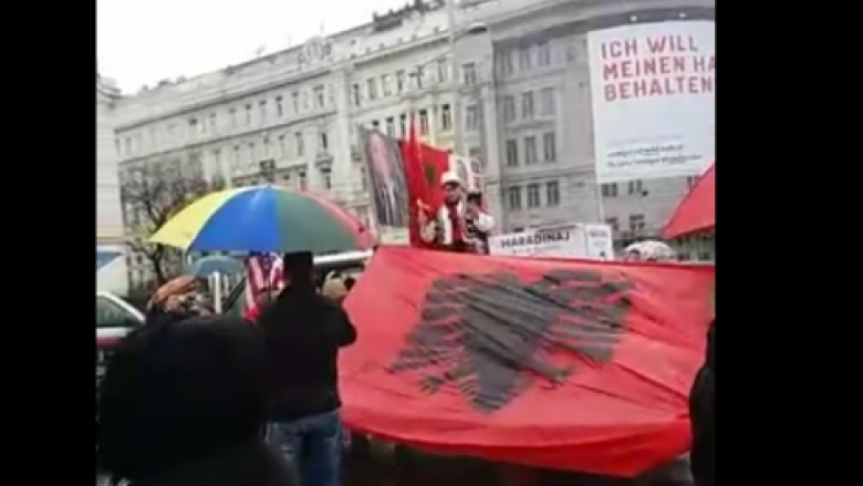 Në përkrahje të Haradinajt, shqiptarët protestojnë në Vjenë