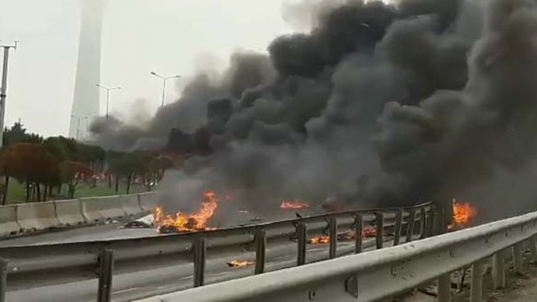 Rrëzohet një helikopter në Stamboll, raportohet për viktima (Video)