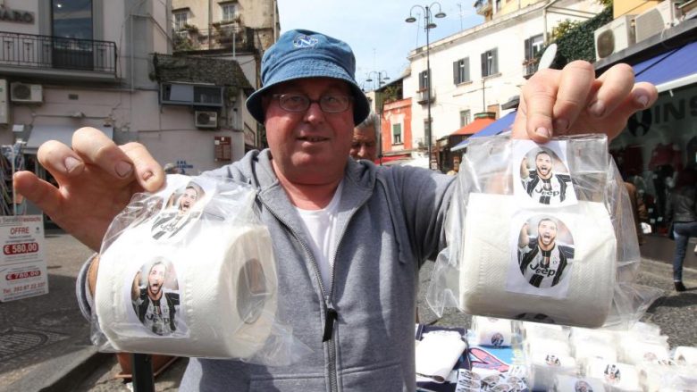 Pritje armiqësore për Higuainin në Napoli, fillon shitja e letrave të tualetit me foton e tij (Foto)