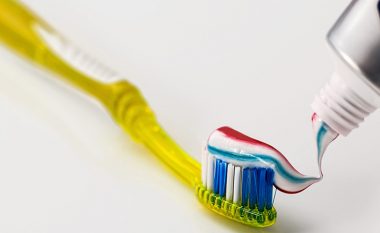 Mësoni çfarë domethënie kanë tri ngjyra në pastën e dhëmbëve dhe përse janë të rëndësishme