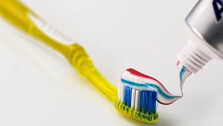 Mësoni çfarë domethënie kanë tri ngjyra në pastën e dhëmbëve dhe përse janë të rëndësishme