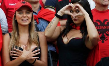 Tifozja seksi e kombëtares shqiptare: Nëse fitojmë kundër Italisë, i heq të gjitha rrobat
