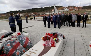 Mustafa homazhe në Prekaz: Përkulemi para veprës së familjes Jashari