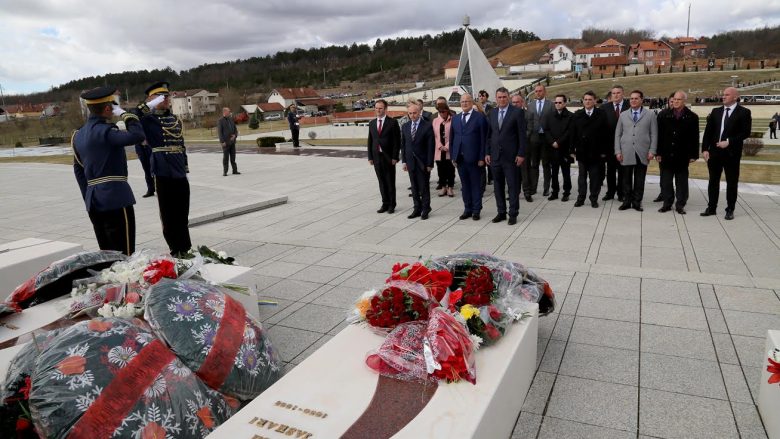 Mustafa homazhe në Prekaz: Përkulemi para veprës së familjes Jashari