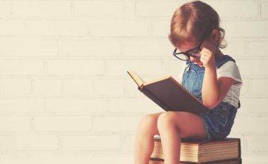 Fëmijët ende i preferojnë më shumë librat sesa pajisjet elektronike të leximit