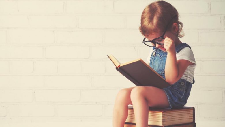 Fëmijët ende i preferojnë më shumë librat sesa pajisjet elektronike të leximit