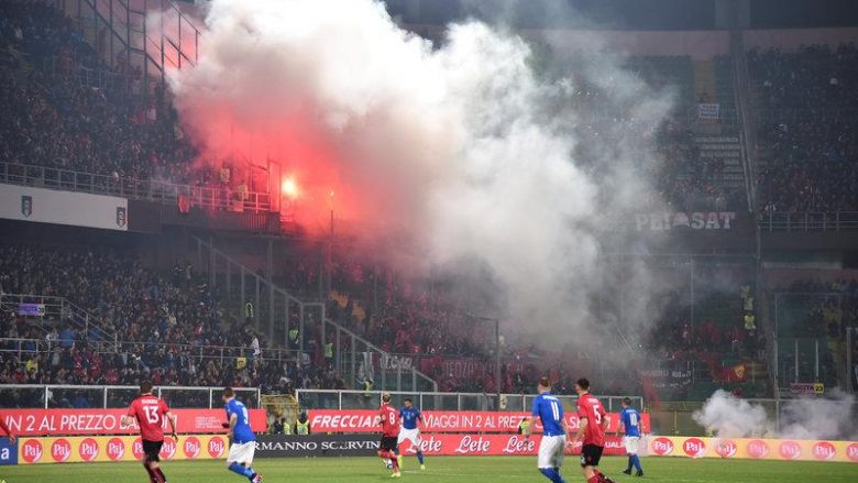“Plisat” ndërprenë ndeshjen Itali-Shqipëri, shkak revolta ndaj Armando Dukës (Foto/Video)