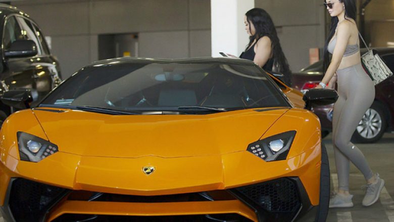 Vlera e Lamborghinit dhe veturat tjera që i posedon Kylie Jenner (Foto)