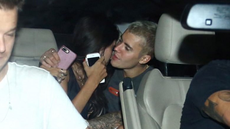 Justin Bieber kapet “mat” në çaste intime me një vajzë (Foto)
