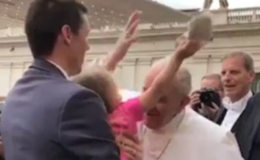 Vogëlushja i “vjedh” kapelën Papës, derisa po i jepte një puthje (Video)