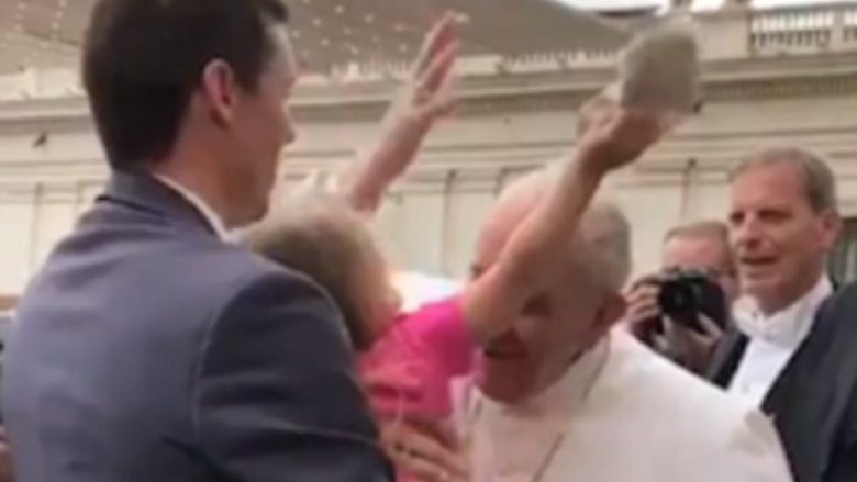 Vogëlushja i “vjedh” kapelën Papës, derisa po i jepte një puthje (Video)