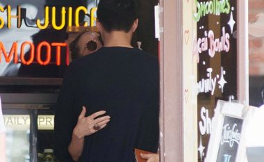 Kate Hudson u përfol se është në lidhje me Brad Pittin, por aktorja shihet duke u puthur me dikë tjetër (Foto)