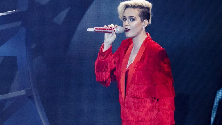 Katy Perry bën modelin e flokëve të Miley Cyrus (Foto)