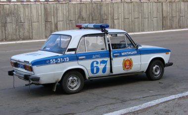 "Bonbon" i Era Istrefit dëgjohet edhe në veturat e policisë ruse (Video)