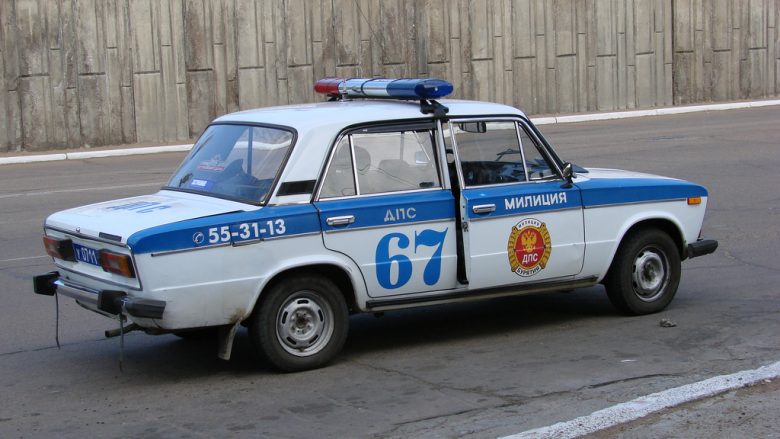 “Bonbon” i Era Istrefit dëgjohet edhe në veturat e policisë ruse (Video)