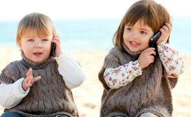 Çka nëse fëmijët kalojnë më shumë se tri orë në telefon?