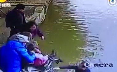 Gjyshes i bie fëmija në liqen, nuk hidhet për ta shpëtuar (Video)