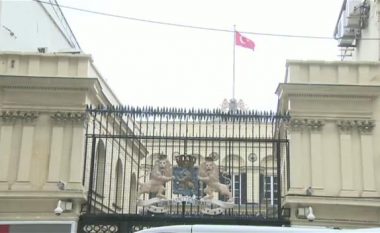 Hiqet flamuri holandez, vendoset ai turk në Konsullatën e Holandës në Stamboll (Video)