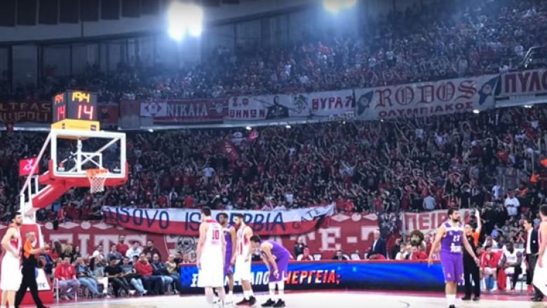 Baner ofendues për Kosovën në një ndeshje të EuroLeague (Foto/Video)