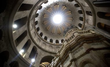 Përfundon restaurimi i “varrit” të Krishtit në Jerusalem (Video)