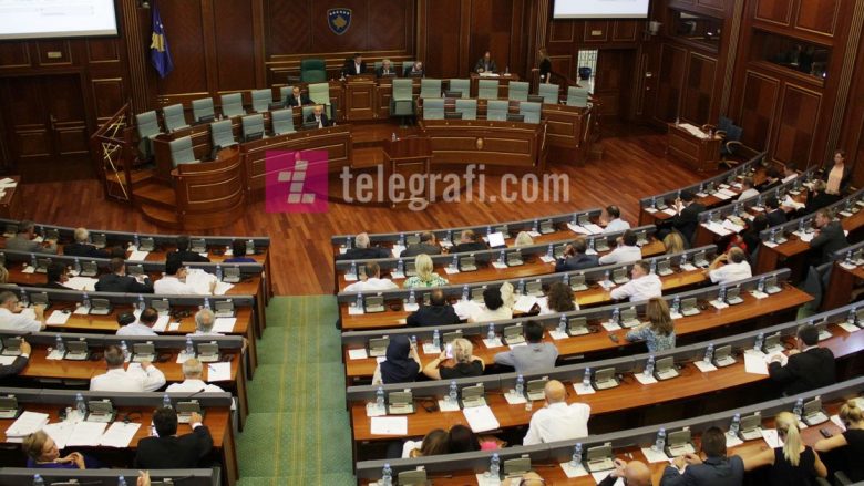 Papërgjegjësia e deputetëve: Ende pa filluar mirë seanca, Kuvendi shkon në pauzë