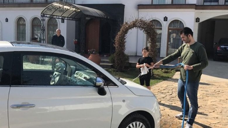 Labinot Tahiri në vikend, pastron veturën e re në oborrin e shtëpisë pranë familjarëve të tij (Foto)