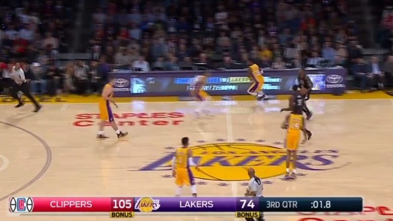 Basketbollisti i Clippersave realizoi trepikësh prej mesit të fushës në sekondat e fundit (Video)