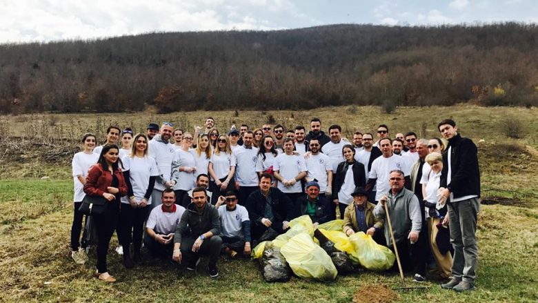 Të rinjtë e LDK-së pastrojnë Liqenin e Badovcit nga mbeturinat
