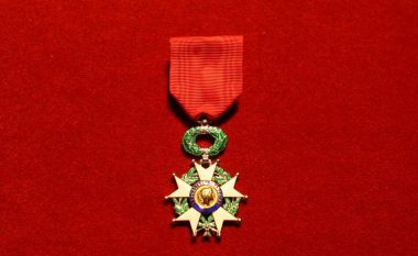 Medalja e “Legjionit të nderit” iu dhurua edhe figurave kontroverse