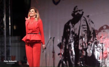 Leonora Jakupi e veshur me të kuqe, emocionon publikun në Drenicë në “Natën e Zjarreve” (Foto/Video)